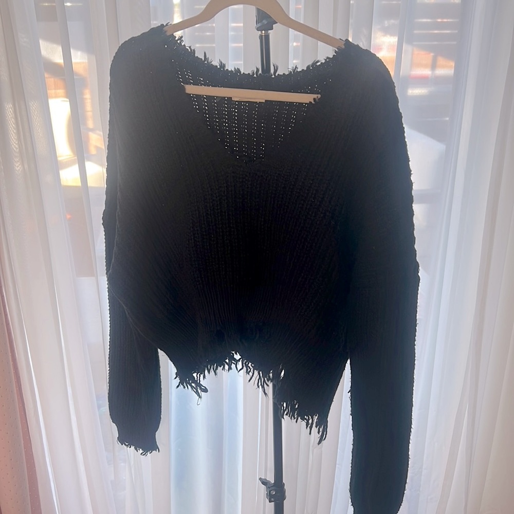 Edgy fringed knitted sweater ✨